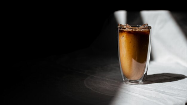 un verre de café glacé avec du lait sur la table