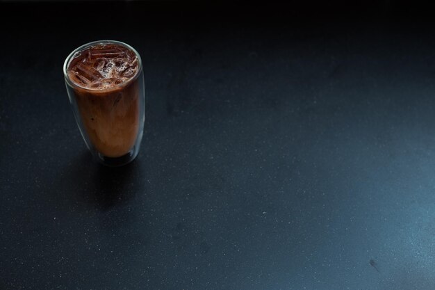 un verre de café glacé avec du lait sur la table