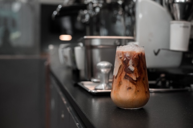 verre de café glacé avec du lait sur la table