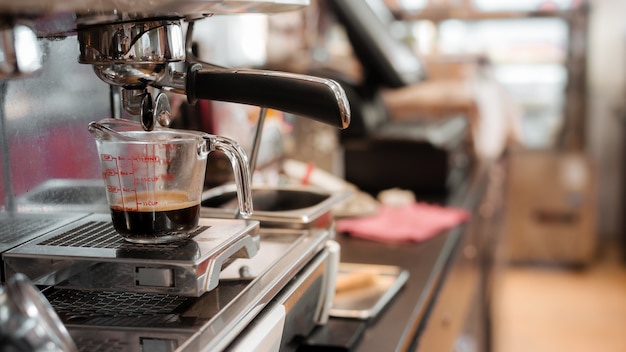 verre de café glacé avec du lait sur la table