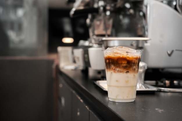 verre de café glacé avec du lait sur la table