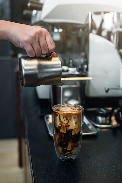 verre de café glacé avec du lait sur la table