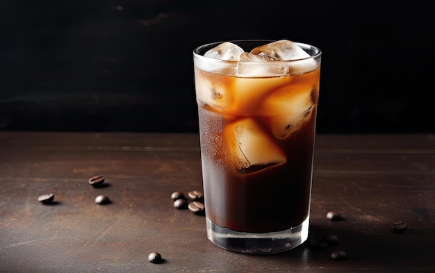 Un verre de café avec de la glace sur un fond sombre.