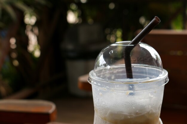 Verre de café glacé froid mis sur une vieille table