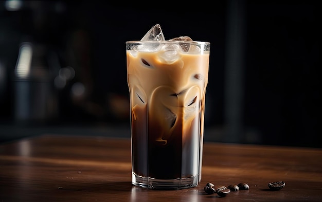 Un verre de café glacé avec de la glace sur une table en bois.