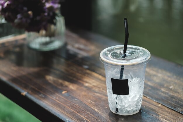 Le verre de café glacé sur la table en bois au café