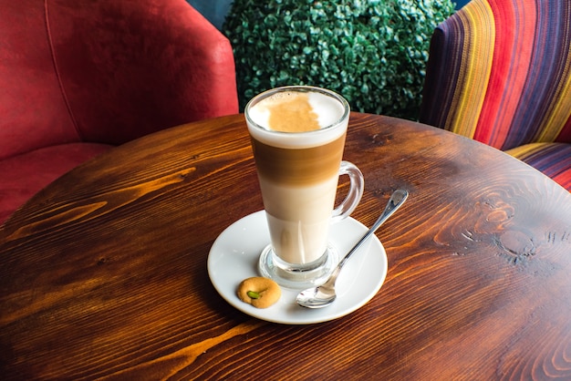 Verre de café macchiato au caramel chaud