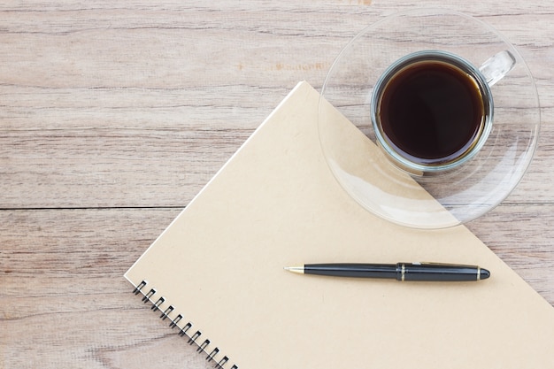 Verre de café avec ordinateur portable.