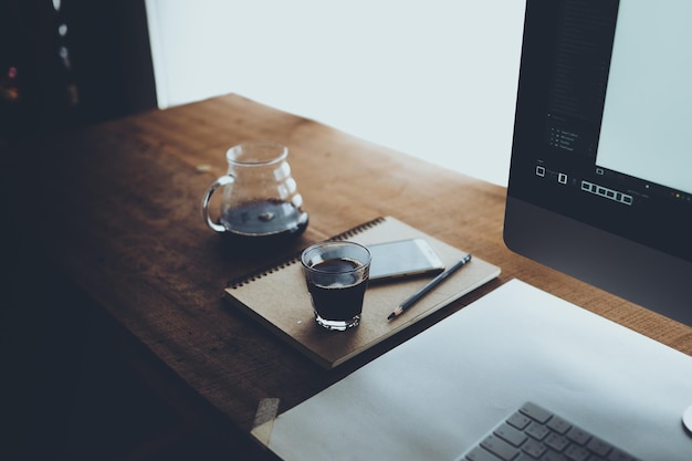 verre à café par ordinateur sur la table