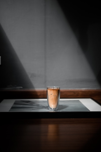 Verre de café sur la table et mur gris