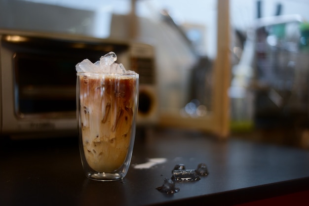 Verre de café sur la table