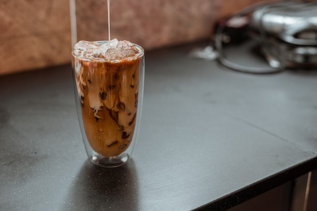 verre de café sur la table