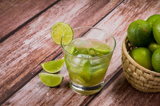 verre de caipirinha au citron sur une table en bois vieilli boisson typiquement brésilienne