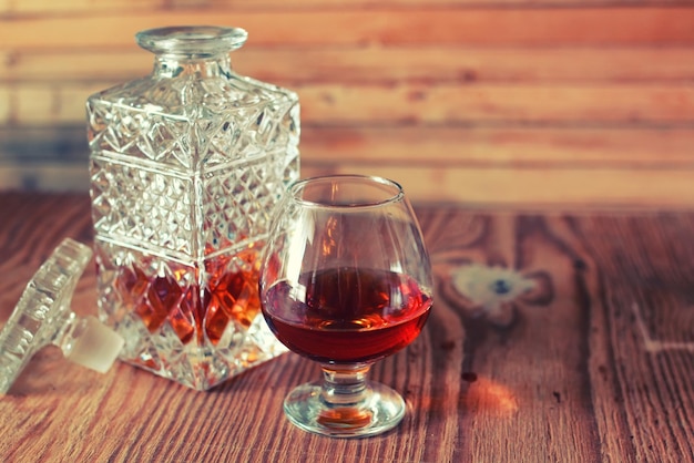 Verre et carafe d'alcool de brandy