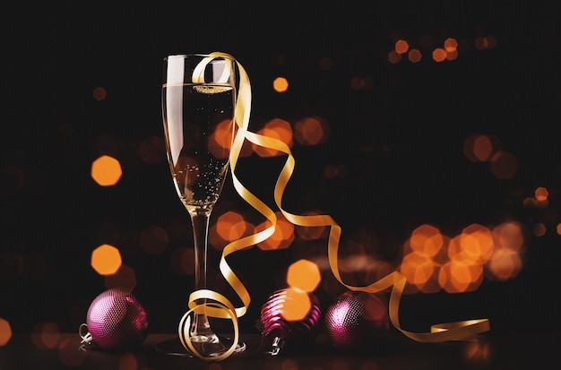 Verre de champagne sur un bokeh festif