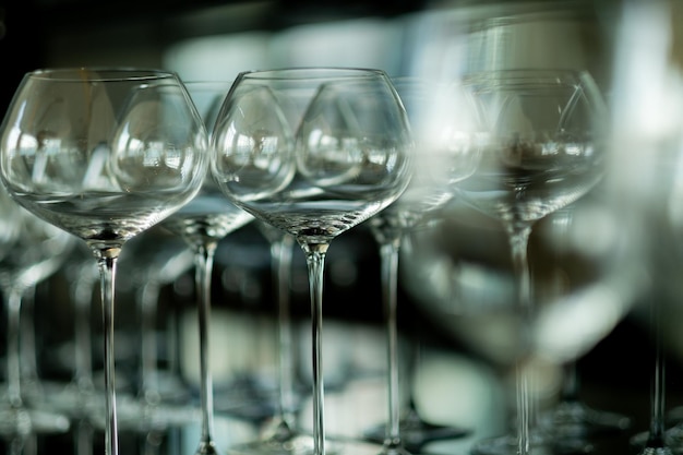 Verre de champagne, célébration, verre vide sur la table