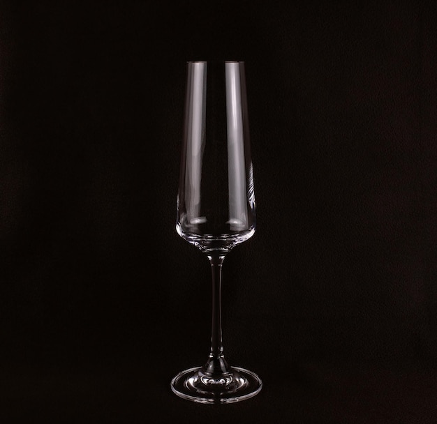 Verre à champagne en cristal sur fond marron foncé