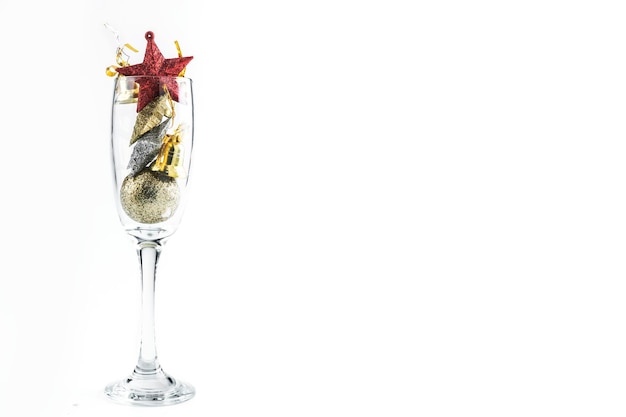 Verre à champagne avec des décorations de Noël