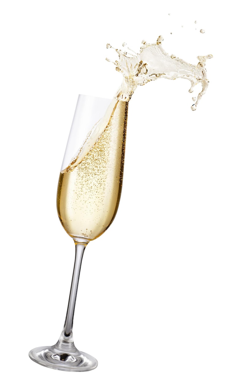 Photo un verre de champagne avec des éclaboussures