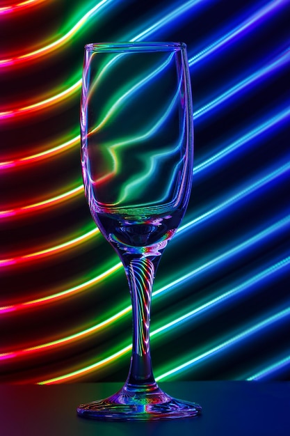 Verre de champagne sur fond de lignes colorées