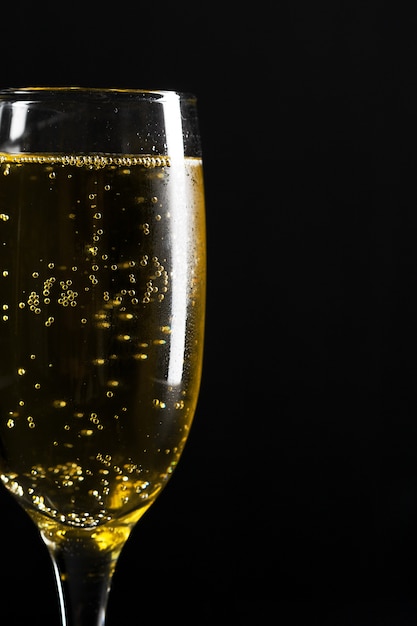 Verre de champagne sur fond noir