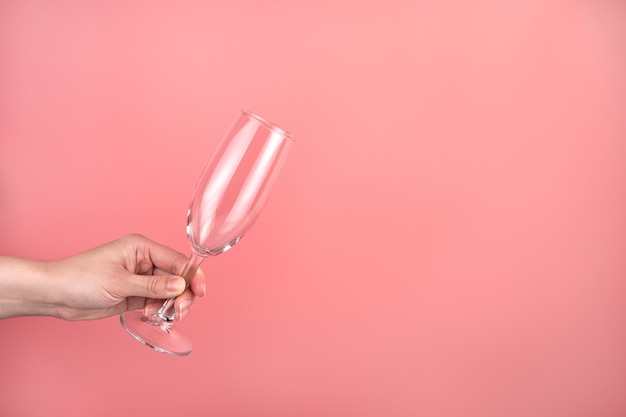 Verre à champagne sur la main d'une femme