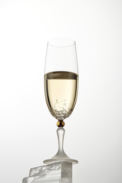 Un verre de champagne se dresse sur un cristal gris