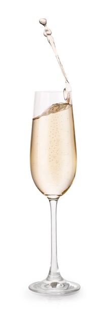 Verre de champagne avec splash isolé sur fond blanc