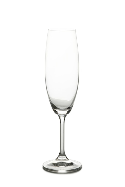 Verre à champagne vide isolé sur blanc