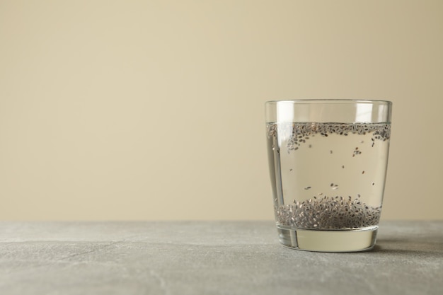 Verre avec chia et eau sur table grise