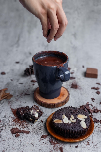 Verre de chocolat chaud au cacao saupoudré de garnitures.