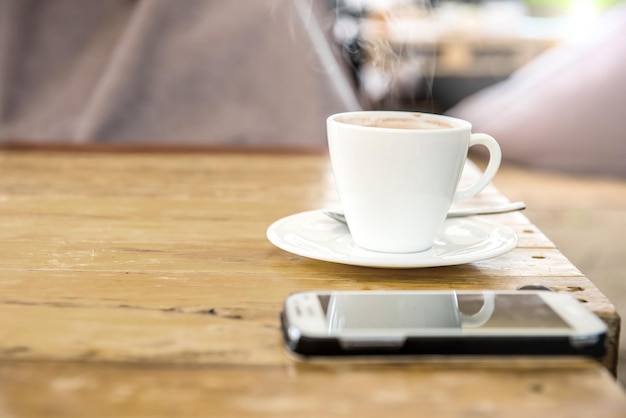 Verre de chocolat chaud sur table en bois