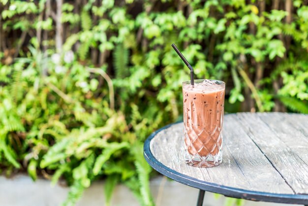 verre de chocolat glacé sur la table