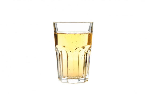 Verre de cidre de pomme isolé sur blanc