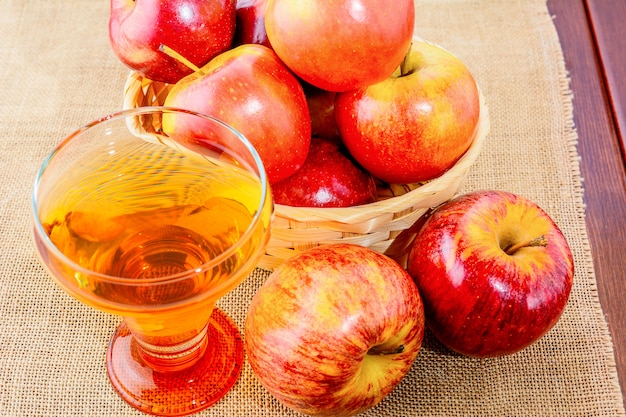 Verre à cidre et pommes rouges