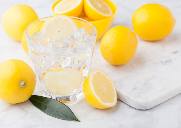 Verre de citron frais bio encore de l'eau d'été