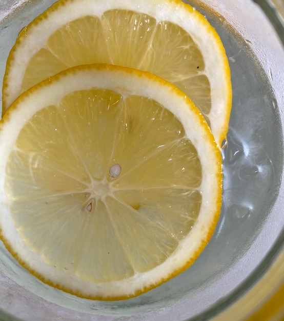 Un verre de citrons avec de l'eau dedans