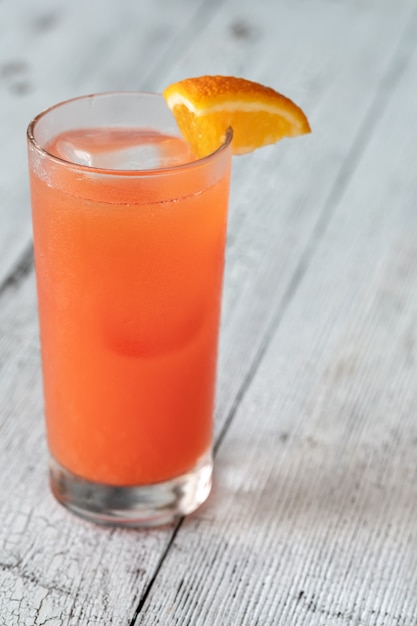 Verre de cocktail Alabama Slammer garni d'un quartier d'orange