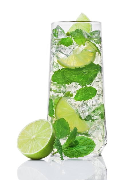 Verre de cocktail alcoolisé d'été Mojito avec glaçons menthe et citron vert sur fond blanc