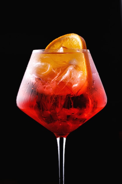 Verre de cocktail aperol spritz sur fond noir