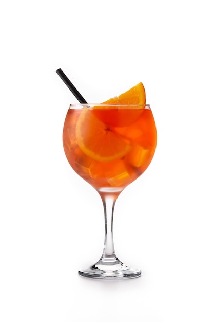 Verre de cocktail aperol spritz isolé sur fond blanc