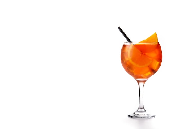 Verre de cocktail aperol spritz isolé sur fond blanc