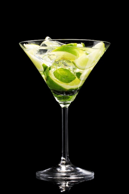 Verre de cocktail au citron vert et menthe sur fond noir