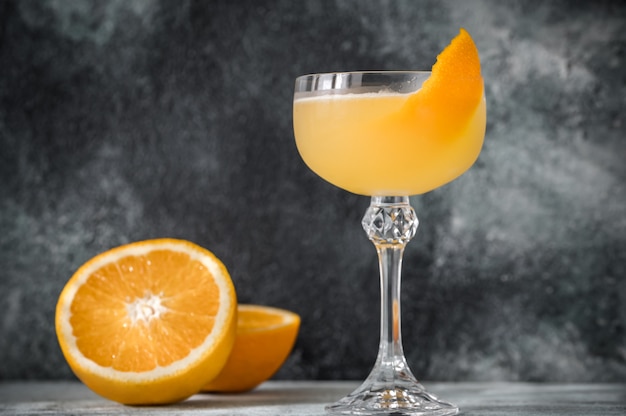 Verre de cocktail Bee's Knees garni de zeste d'orange