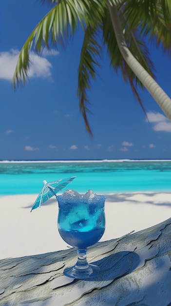 un verre de cocktail bleu sur une plage ensoleillée