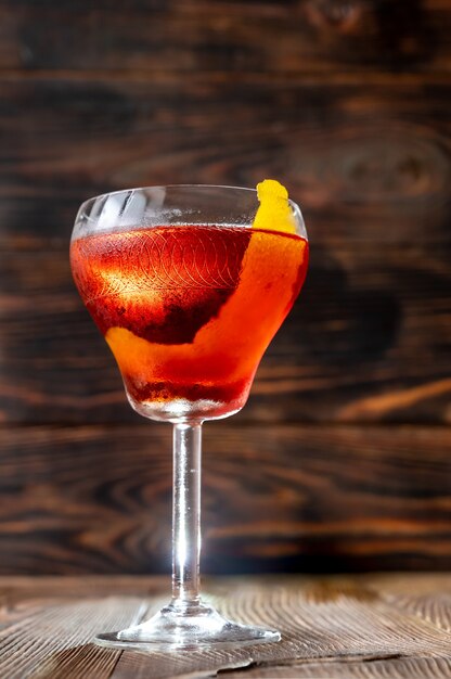 Verre de cocktail Boulevardier sur bois