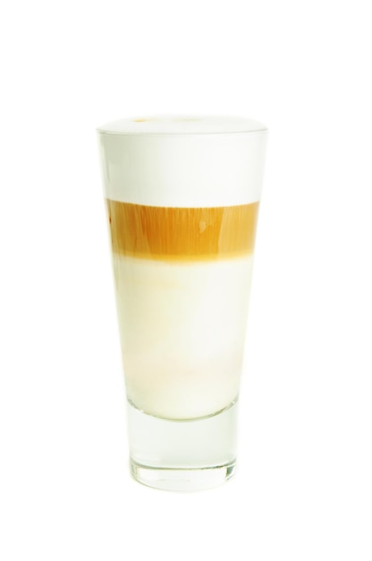 Verre avec cocktail de café latte classique avec isolé sur blanc