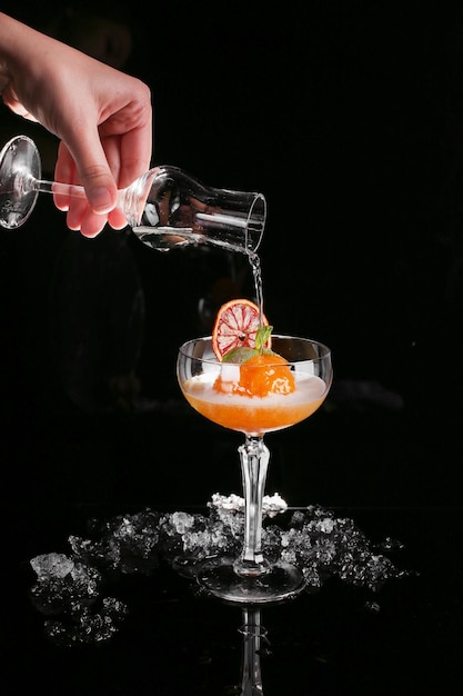 Verre à cocktail avec crash ice sur fond noir