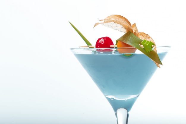 Verre de cocktail frais sur fond blanc