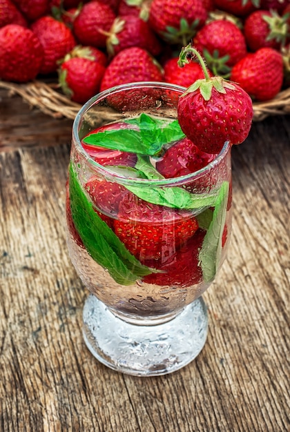 Verre de cocktail de fraises rafraîchissant